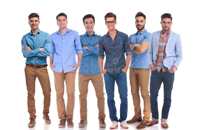 Groep van zes jonge toevallige mensen die zich vol vertrouwen bevinden stock foto Groep van zes jonge toevallige mensen die zich vol vertrouwen bevinden stock foto
