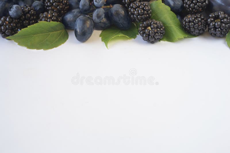 Groep verse vruchten en bessen op een witte achtergrond stock afbeelding Groep verse vruchten en bessen op een witte achtergrond stock afbeelding