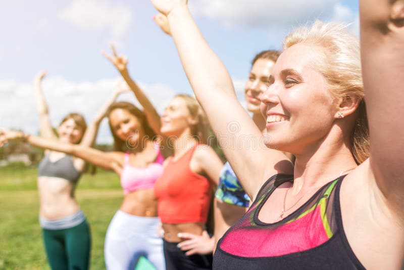 Groep Vrienden die de dag van de Pret samen in openlucht zomer hebben stock afbeelding Groep Vrienden die de dag van de Pret samen in openlucht zomer hebben stock afbeelding