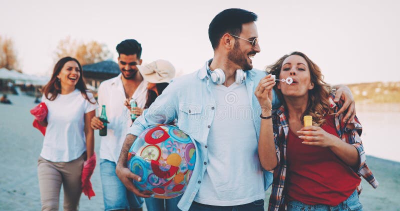 Groep vrienden die een partij hebben stock afbeelding Groep vrienden die een partij hebben stock afbeelding