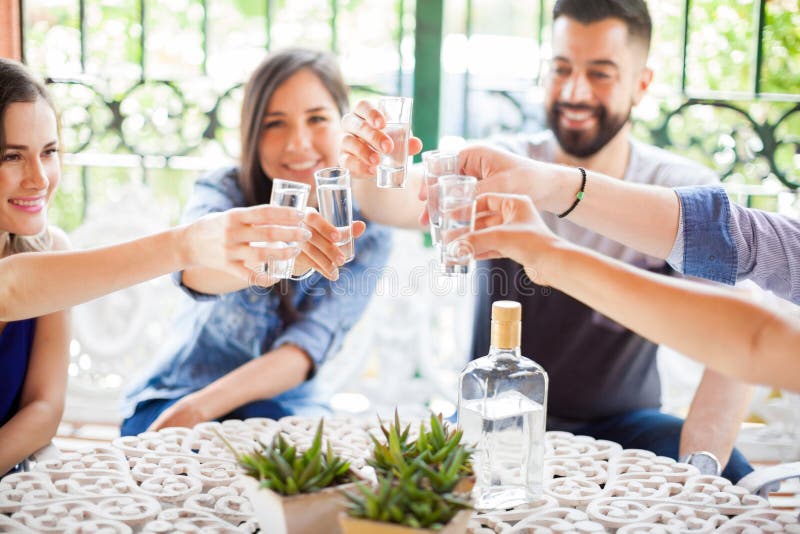 Groep vrienden die een toost met tequila maken stock foto's Groep vrienden die een toost met tequila maken stock foto's