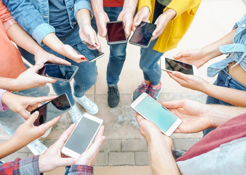 Groep vrienden die hun slimme mobiele telefoons met behulp van - Millennial jongeren wijdde zich aan nieuwe technologietendensen royalty-vrije stock fotografie Groep vrienden die hun slimme mobiele telefoons met behulp van - Millennial jongeren wijdde zich aan nieuwe technologietendensen royalty-vrije stock fotografie