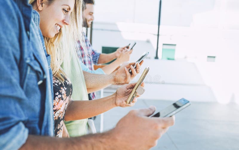 Groep vrienden die mobiele smartphones met behulp van openlucht - Jonge studenten die pret hebben die op sociale media netwerkten royalty-vrije stock fotografie Groep vrienden die mobiele smartphones met behulp van openlucht - Jonge studenten die pret hebben die op sociale media netwerkten royalty-vrije stock fotografie