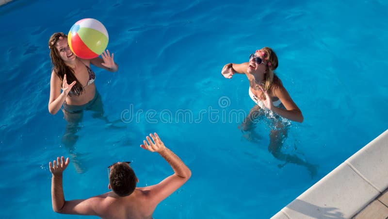 Groep vrienden die in pool partying stock foto Groep vrienden die in pool partying stock foto