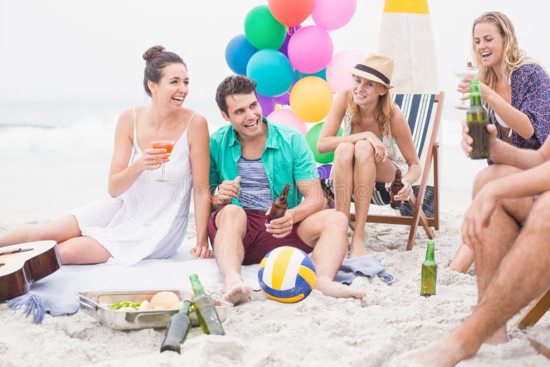 Groep vrienden met dranken die pret samen op het strand hebben royalty-vrije stock afbeeldingen Groep vrienden met dranken die pret samen op het strand hebben royalty-vrije stock afbeeldingen