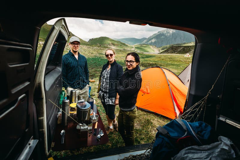 Groep vriendenreis door auto Het kamperen in weg travelÑŽ Mening van binnenuit de Auto stock fotografie Groep vriendenreis door auto Het kamperen in weg travelÑŽ Mening van binnenuit de Auto stock fotografie