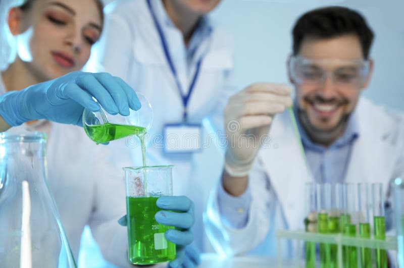 Groep wetenschappers die met steekproef in chemielaboratorium werken stock foto Groep wetenschappers die met steekproef in chemielaboratorium werken stock foto