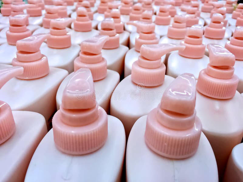 Groep Witte Flessen Shampoo of Lichaamslotion met Automaat stock afbeelding Groep Witte Flessen Shampoo of Lichaamslotion met Automaat stock afbeelding