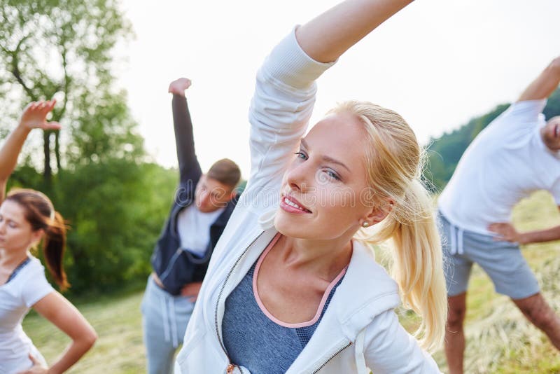Groep zich het gezonde mensen uitrekken stock afbeeldingen Groep zich het gezonde mensen uitrekken stock afbeeldingen