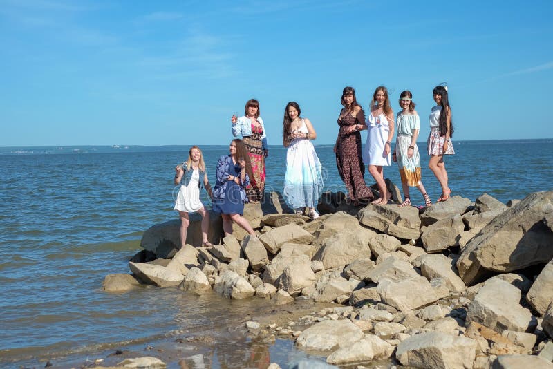 Groep zich het verenigen van jonge hippievrouwen bij een strand op een de zomerdag Gelukkige jongeren die van een dag genieten bi royalty-vrije stock afbeelding Groep zich het verenigen van jonge hippievrouwen bij een strand op een de zomerdag Gelukkige jongeren die van een dag genieten bi royalty-vrije stock afbeelding