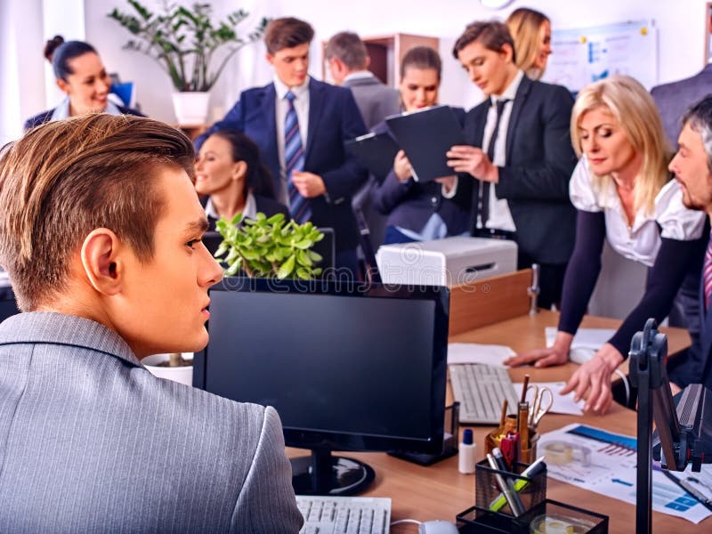 Groeps gelukkige bedrijfsmensen in bureau Ontlede mensen stock afbeelding Groeps gelukkige bedrijfsmensen in bureau Ontlede mensen stock afbeelding