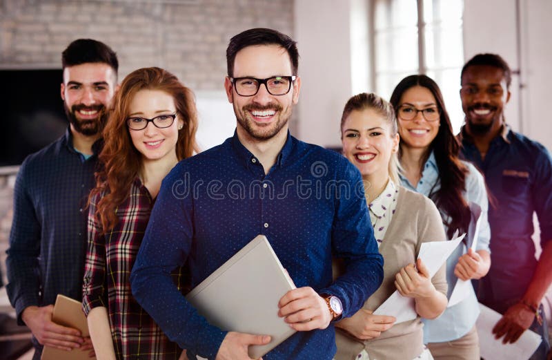 Groepsbeeld van team van succesvolle en zekere ontwerpers stock afbeelding Groepsbeeld van team van succesvolle en zekere ontwerpers stock afbeelding