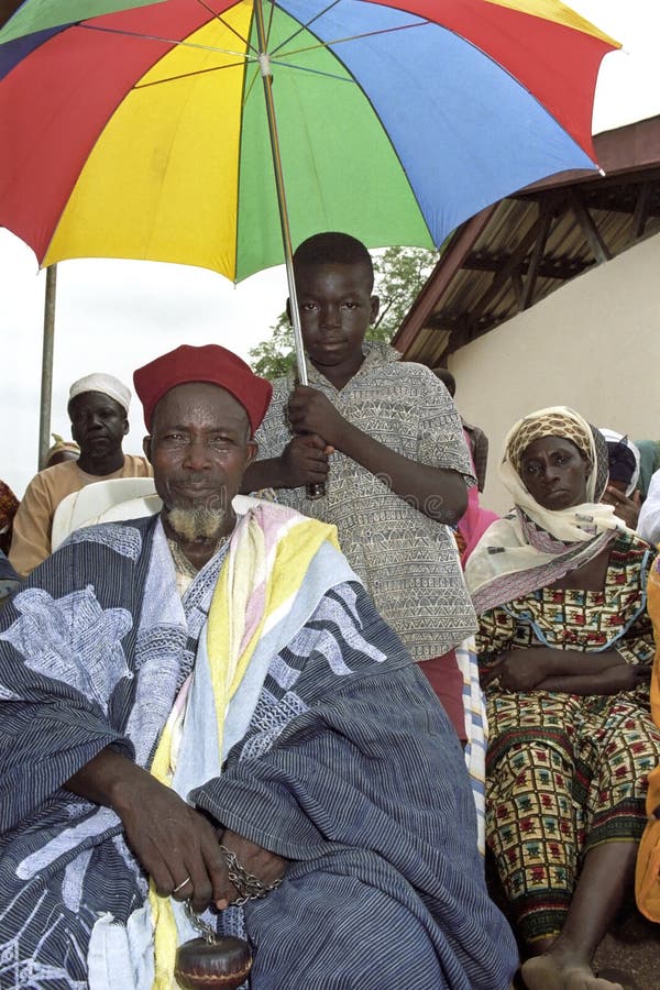 Groepsportret van Ghanese leider en jongen stock foto's Groepsportret van Ghanese leider en jongen stock foto's