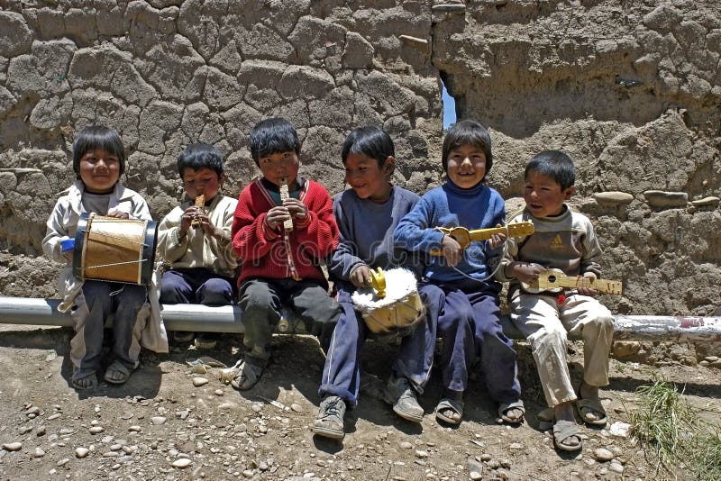 Groepsportret van jonge Boliviaanse muzikale kinderen royalty-vrije stock foto Groepsportret van jonge Boliviaanse muzikale kinderen royalty-vrije stock foto