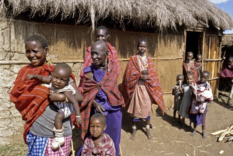 Groepsportret van Maasai uitgebreide Familie, Kenia stock fotografie Groepsportret van Maasai uitgebreide Familie, Kenia stock fotografie