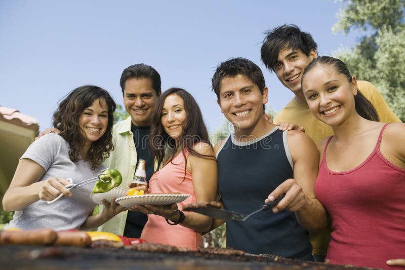Groepsportret van Toevallige Vrienden die van een Barbecue genieten stock afbeelding Groepsportret van Toevallige Vrienden die van een Barbecue genieten stock afbeelding