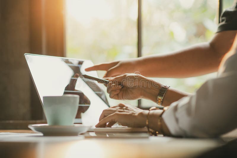 Groepswerk, brainstormingsconcept Jong creatief managersteam die met nieuw startproject in modern bureau werken eigentijds stock afbeelding Groepswerk, brainstormingsconcept Jong creatief managersteam die met nieuw startproject in modern bureau werken eigentijds stock afbeelding