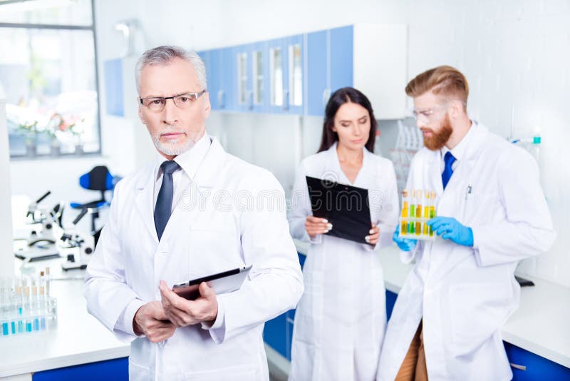 Groepswerk in laboratorium Sluit omhoog geconcentreerd portret van professor in laboratorium c stock fotografie Groepswerk in laboratorium Sluit omhoog geconcentreerd portret van professor in laboratorium c stock fotografie