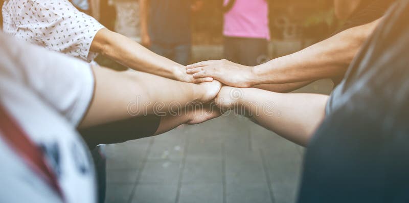 Groepswerk met onze armen en handen stock foto Groepswerk met onze armen en handen stock foto