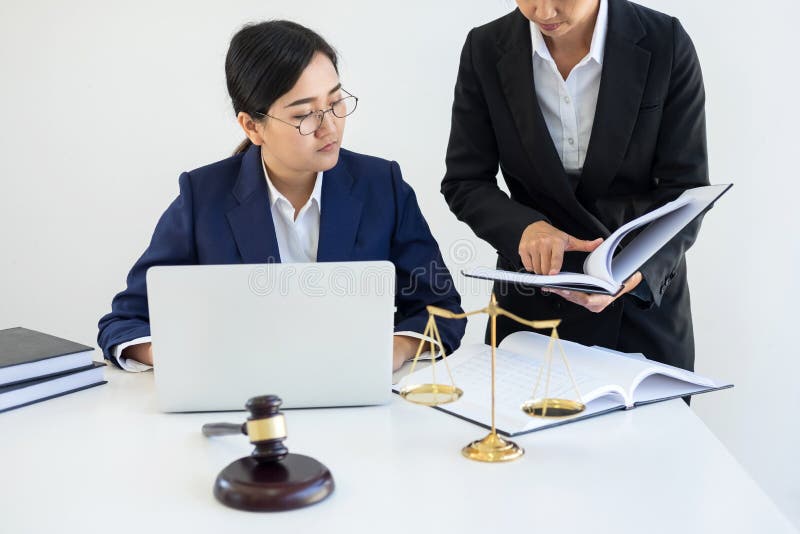 Groepswerk van bedrijfsadvocaatcollega's, overleg en confere royalty-vrije stock afbeelding Groepswerk van bedrijfsadvocaatcollega's, overleg en confere royalty-vrije stock afbeelding
