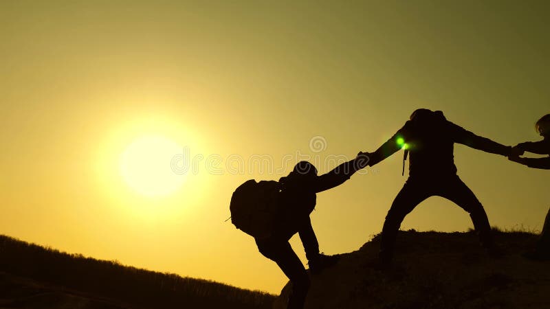 Groepswerk van bedrijfsmensen de reizigers beklimmen achter elkaar op rots Gezamenlijke zaken Langzame Motie climbers stock foto Groepswerk van bedrijfsmensen de reizigers beklimmen achter elkaar op rots Gezamenlijke zaken Langzame Motie climbers stock foto