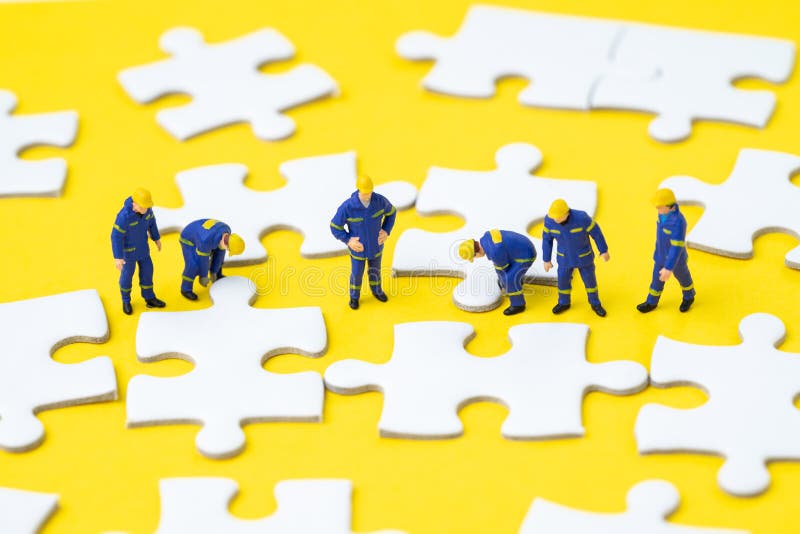 Groepswerkhulp die probleem en oplossingsmetafoorconcept, min oplossen royalty-vrije stock foto Groepswerkhulp die probleem en oplossingsmetafoorconcept, min oplossen royalty-vrije stock foto