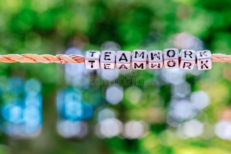 Groepswerkwoord het hangen door kabel met mooie groene aard bokeh stock afbeelding Groepswerkwoord het hangen door kabel met mooie groene aard bokeh stock afbeelding