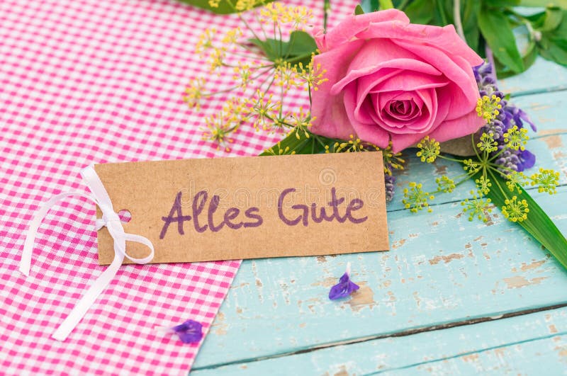 Groetkaart met Duitse teksten, Alles Gute, middelenbeste wensen en romantische bos van bloemen stock afbeeldingen Groetkaart met Duitse teksten, Alles Gute, middelenbeste wensen en romantische bos van bloemen stock afbeeldingen