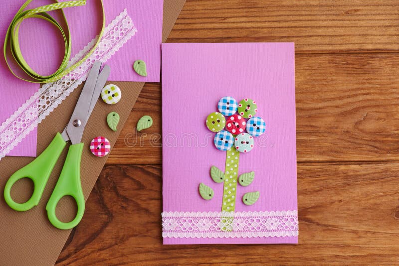 Groetkaart met een bloem van houten knopen, die met kant worden verfraaid Verjaardagskaart voor mamma, diy Moeder` s dag Hulpmidd stock foto Groetkaart met een bloem van houten knopen, die met kant worden verfraaid Verjaardagskaart voor mamma, diy Moeder` s dag Hulpmidd stock foto