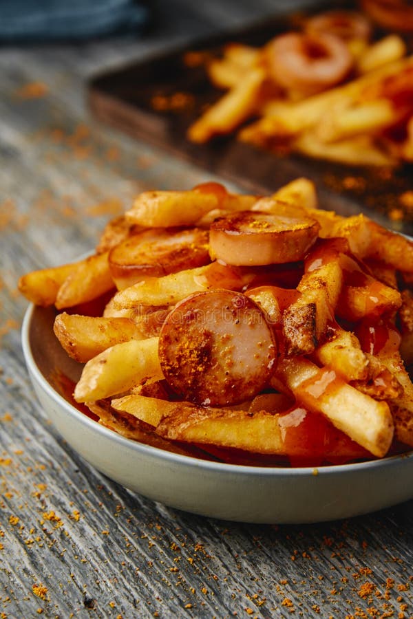 Groman currywurst och fries på en skål royaltyfria foton