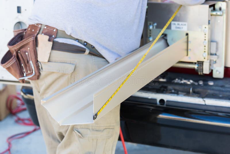 Grondaia di misurazione della pioggia del lavoratore che elabora con la modellatura senza cuciture immagini stock libere da diritti Grondaia di misurazione della pioggia del lavoratore che elabora con la modellatura senza cuciture immagini stock libere da diritti