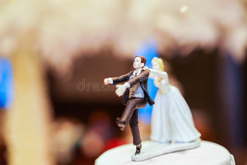 Groom doll and statue is running away but bride can catch him finally. the funny wedding story doll on the top of cake