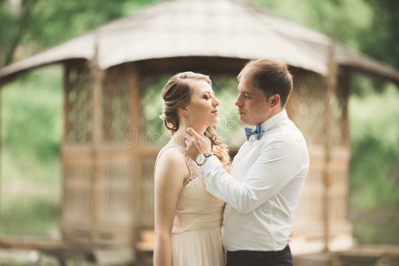 Невеста пока муж. Жених целует невесту в лоб. Фото жениха и невесты целует лоб невесты. В лоб целуют свадьба. Жених и невеста лоб ко лбу.
