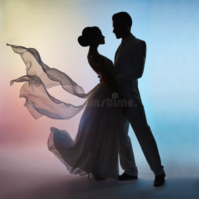 Groom и невеста силуэта пар свадьбы на предпосылке цветов стоковые изображения Groom и невеста силуэта пар свадьбы на предпосылке цветов стоковые изображения
