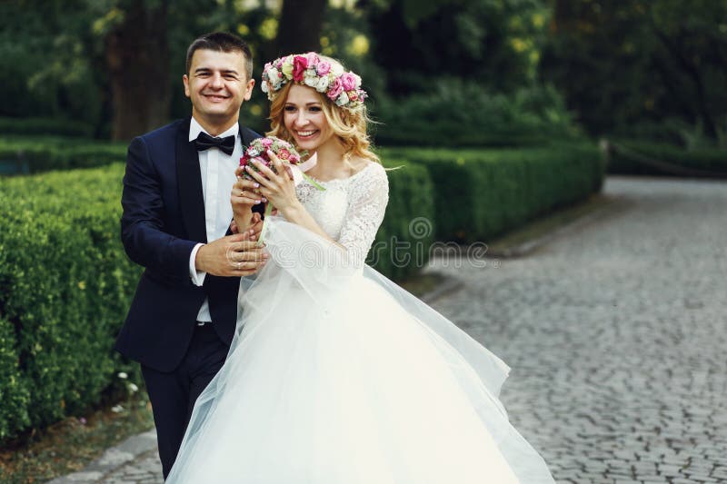 Groom счастливых пар свадьбы очаровательный и белокурая невеста смеясь над внутри стоковая фотография Groom счастливых пар свадьбы очаровательный и белокурая невеста смеясь над внутри стоковая фотография