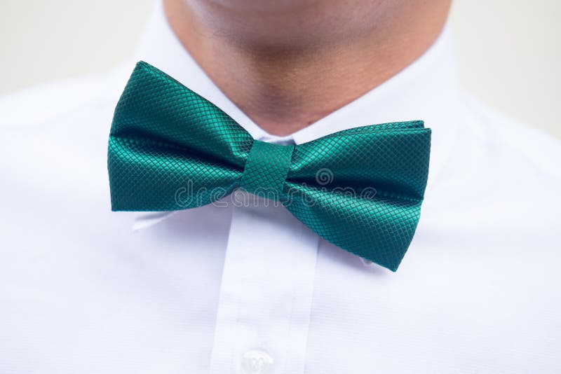 Groomsman in wit overhemd met vlinderdas stock foto Groomsman in wit overhemd met vlinderdas stock foto