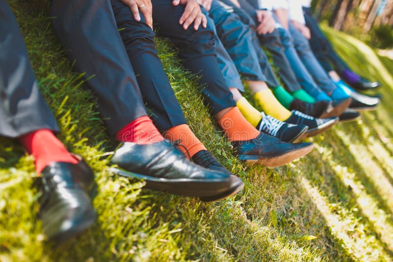 Groomsmen kolorowe skarpety zdjęcie stock Groomsmen kolorowe skarpety zdjęcie stock