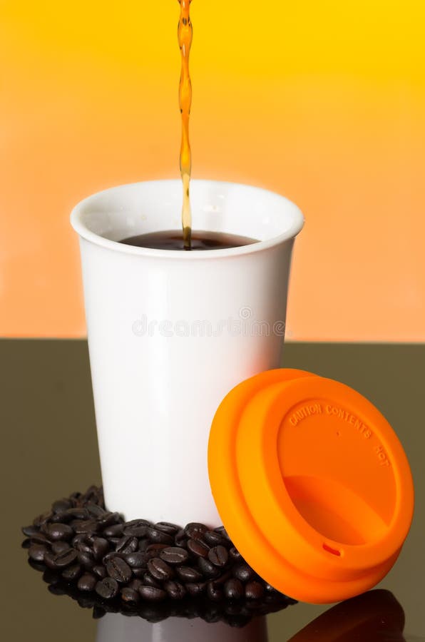 Groot beeld die stroom van koffie het gieten tonen in royalty-vrije stock foto Groot beeld die stroom van koffie het gieten tonen in royalty-vrije stock foto