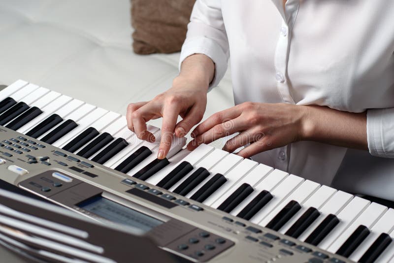 Groot beeld die van vrouwelijke handen de synthesizer spelen stock afbeeldingen Groot beeld die van vrouwelijke handen de synthesizer spelen stock afbeeldingen