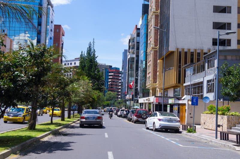 Groot beeld van modern nieuw deel van Quito die mengen zich stock afbeelding Groot beeld van modern nieuw deel van Quito die mengen zich stock afbeelding
