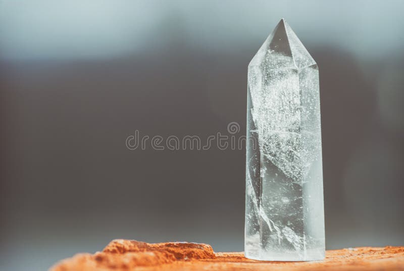 Groot duidelijk zuiver transparant groot koninklijk kristal van kwarts chalcedony diamant briljant op aard achtergrond dichte omh