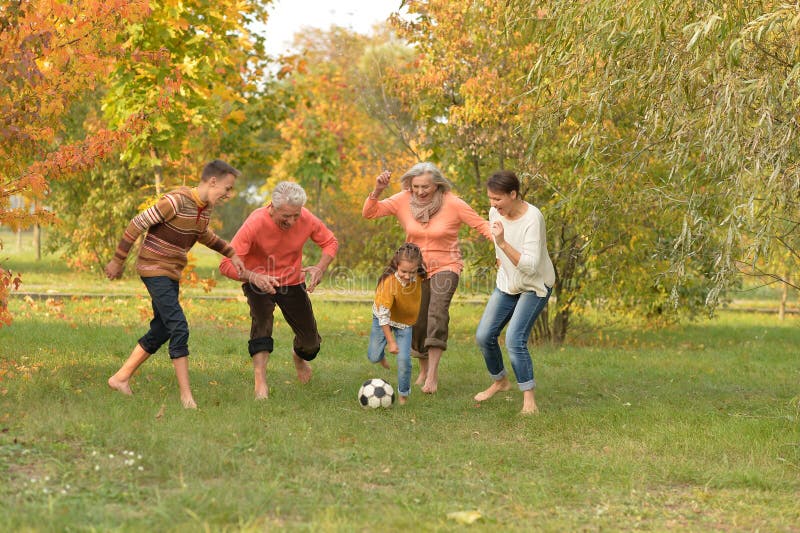 Groot gelukkig gezin voetbal in park