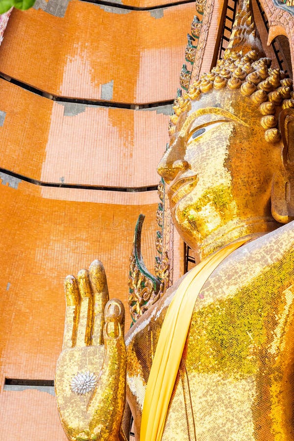 Groot gouden boeddha - standbeeld in de provincie kanchanaburi thailand