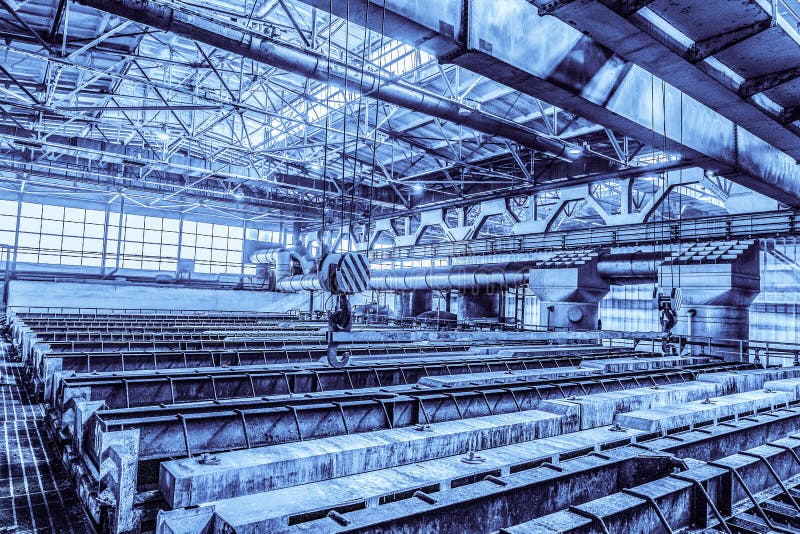 Groot industrieel bad voor het galvaniseren van de producten van het staalmetaal Achtergrond in blauwe toon royalty-vrije stock afbeeldingen Groot industrieel bad voor het galvaniseren van de producten van het staalmetaal Achtergrond in blauwe toon royalty-vrije stock afbeeldingen