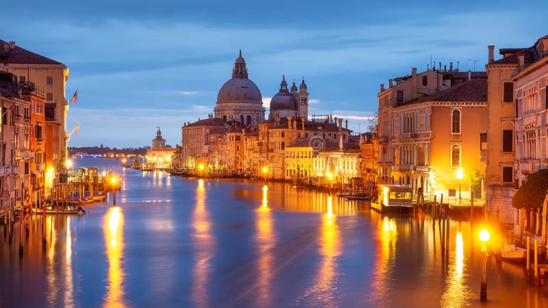 Groot Kanaal bij nacht, Veneti? Santa Maria della Salute-kerk bij de lichten van de nachtstad, Italië Cityscape van Venetië die d stock foto's Groot Kanaal bij nacht, Veneti? Santa Maria della Salute-kerk bij de lichten van de nachtstad, Italië Cityscape van Venetië die d stock foto's