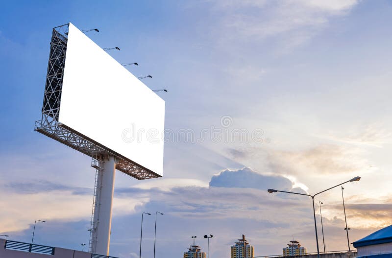 Groot leeg aanplakbord op weg met de achtergrond van de stadsmening royalty-vrije stock fotografie Groot leeg aanplakbord op weg met de achtergrond van de stadsmening royalty-vrije stock fotografie