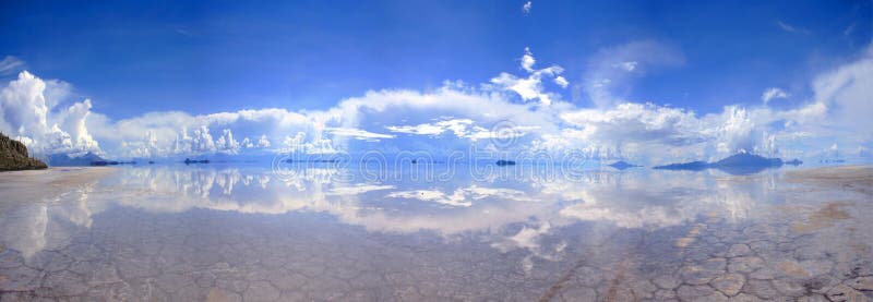 Groot Panorama van weerspiegelende zout-vlakten in Bolivië stock foto's Groot Panorama van weerspiegelende zout-vlakten in Bolivië stock foto's
