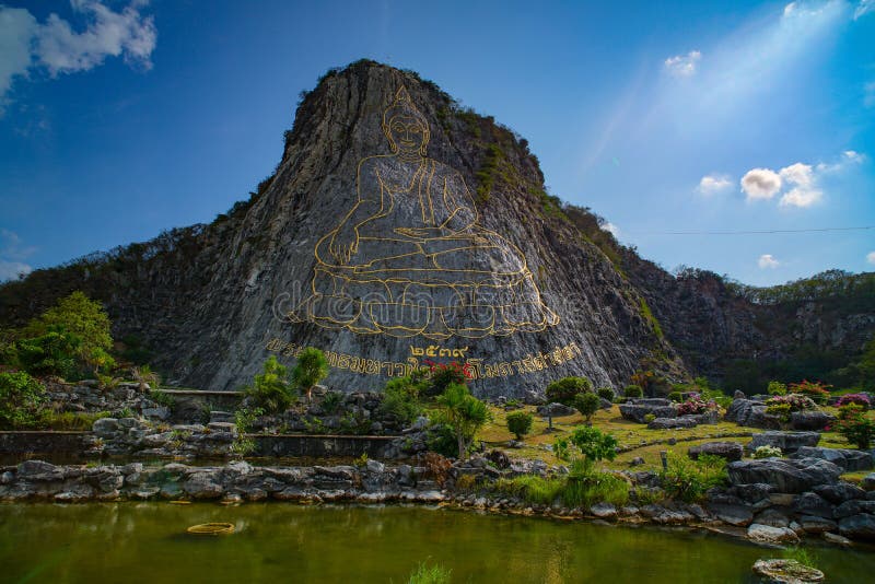 Groot plastisch die beeld van Lord Buddha op de berg wordt opgericht royalty-vrije stock afbeeldingen Groot plastisch die beeld van Lord Buddha op de berg wordt opgericht royalty-vrije stock afbeeldingen