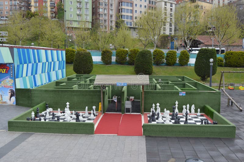 Groot schaak en labyrint, speelplaats en pretpark voor jonge geitjes in Miniaturk-Park, Istanboel stock afbeeldingen Groot schaak en labyrint, speelplaats en pretpark voor jonge geitjes in Miniaturk-Park, Istanboel stock afbeeldingen