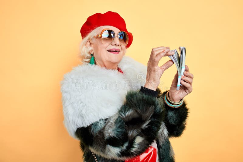 Grootmoeder die zich bij verdiend geld verheugen stock fotografie Grootmoeder die zich bij verdiend geld verheugen stock fotografie